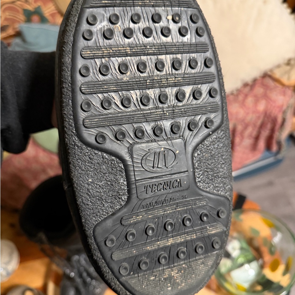 Sparkly black moon boots fit between size women’s 4.5-7 - Picture 6 of 9